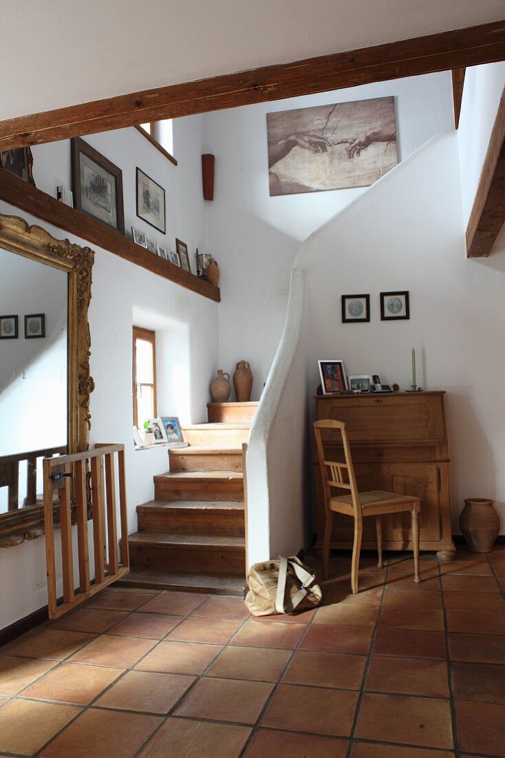 Diele mit offenem Treppenaufgang in renoviertem Landhaus