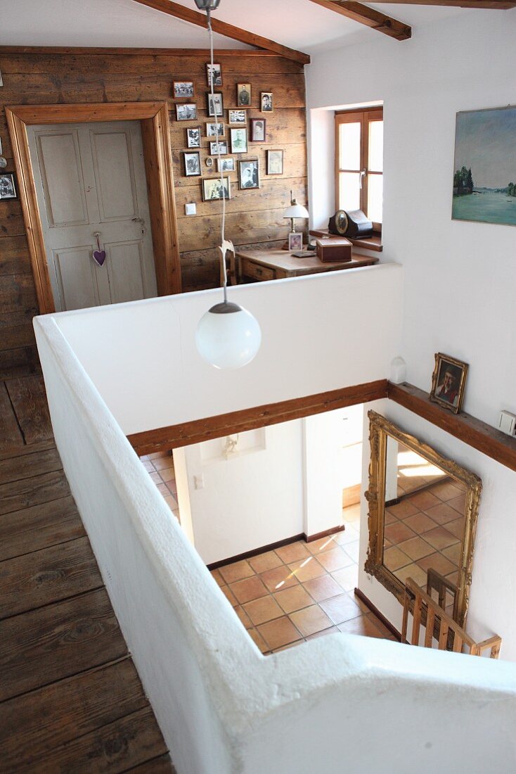 Galerie mit Blick in Hausflur eines renovierten Bauernhauses