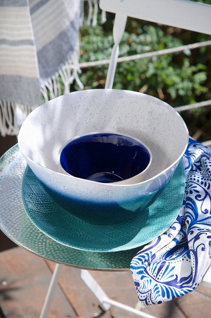 Schalen in Blautönen auf Gartenstuhl