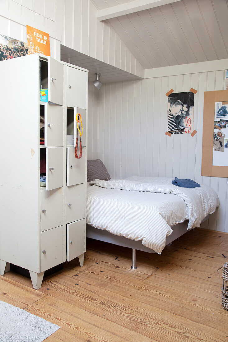 Jungenzimmer mit weißer Holzverkleidung und Vintage-Schrank