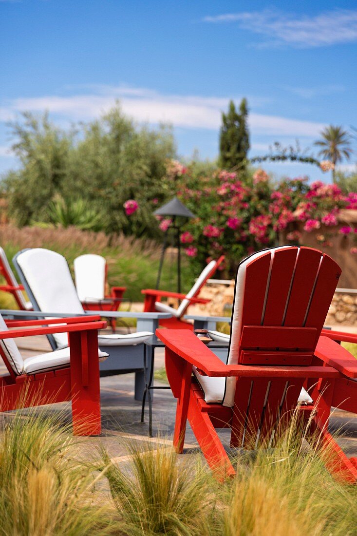 Terrassenplatz mit roten Holzstühlen in Beldi Country Club, Hotelanlage vor Marrakesch, Marokko