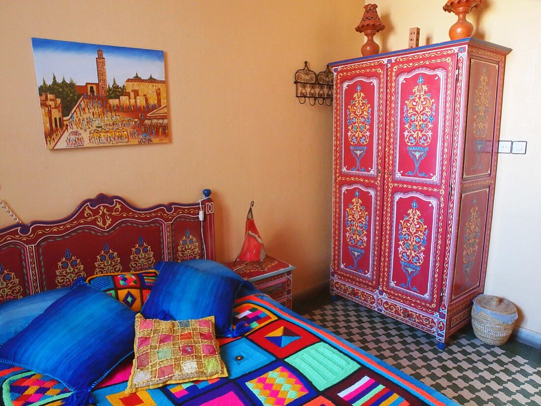 Mit farbenfrohen Accessoires eingerichtetes Zimmer im Riad le Mazagao in El Jadida, Marokko
