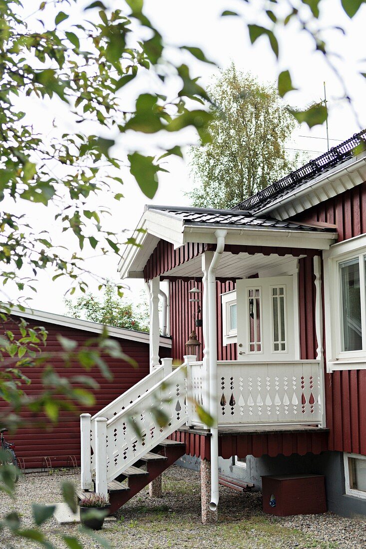 Traditionelles Schwedenhaus mit Eingangsveranda und Treppe