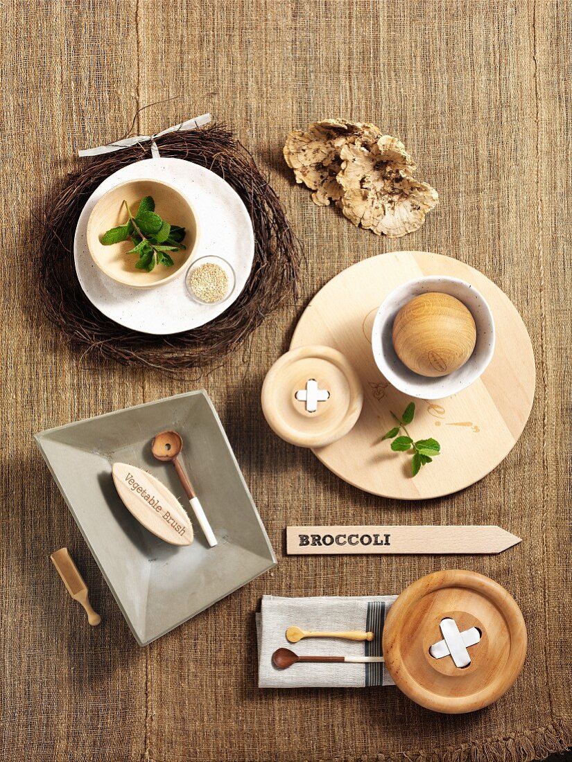 Tischdekoration aus natürlichen Materialien wie Holz, Sisal und Leinen und überdimensionierte Holzknöpfe