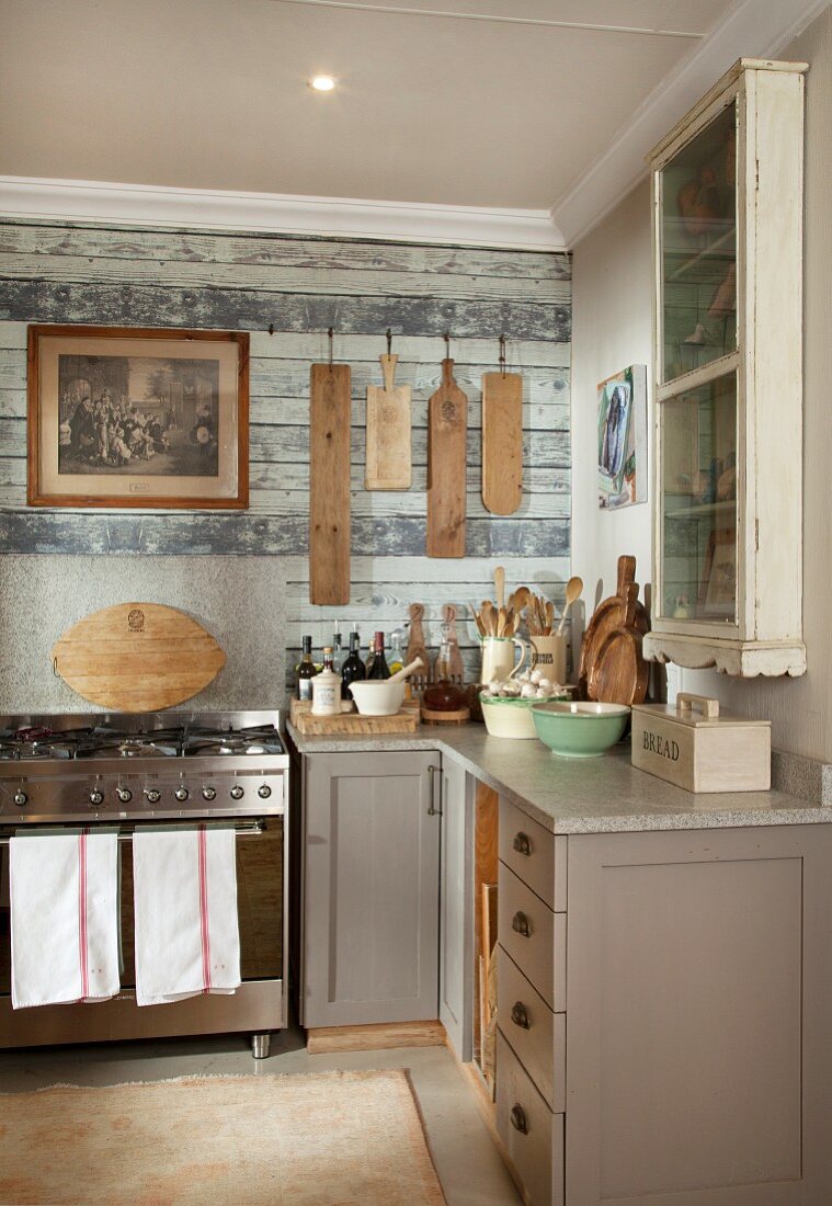 Rustikale Küchenecke - Küchenzeile mit grau lackierten Unterschränken und moderner Edelstahl Gasherd