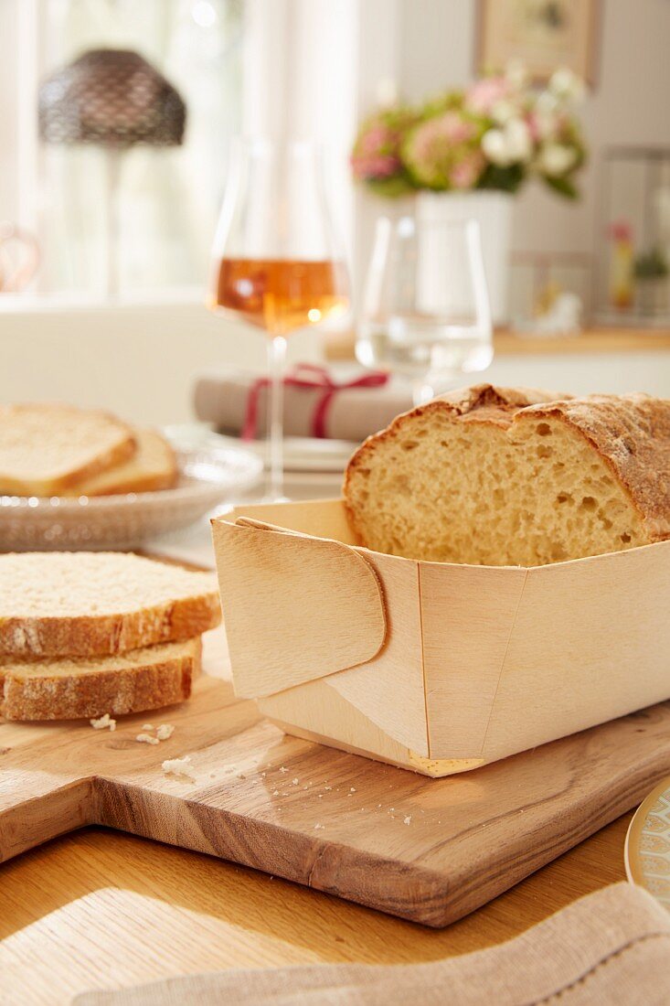 Selbst gebackenes Brot in einer Backform … – Bild kaufen – 11324580 ...