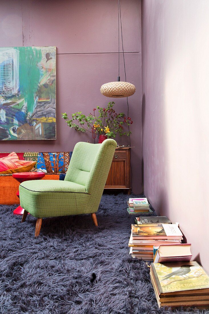 Hochflorteppich und Flohmarktmöbel im Wohnzimmer mit lila Wänden