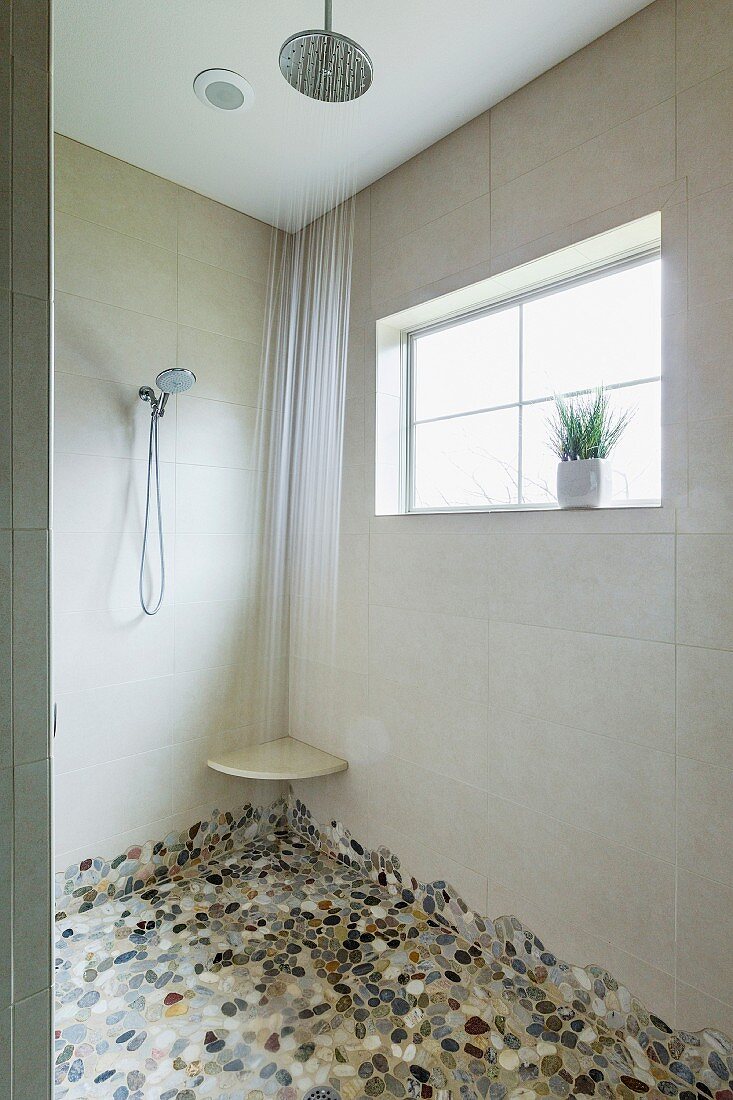 Modernes Badezimmer mit Brause und einem originellen Mosaikboden aus Kieselsteinen