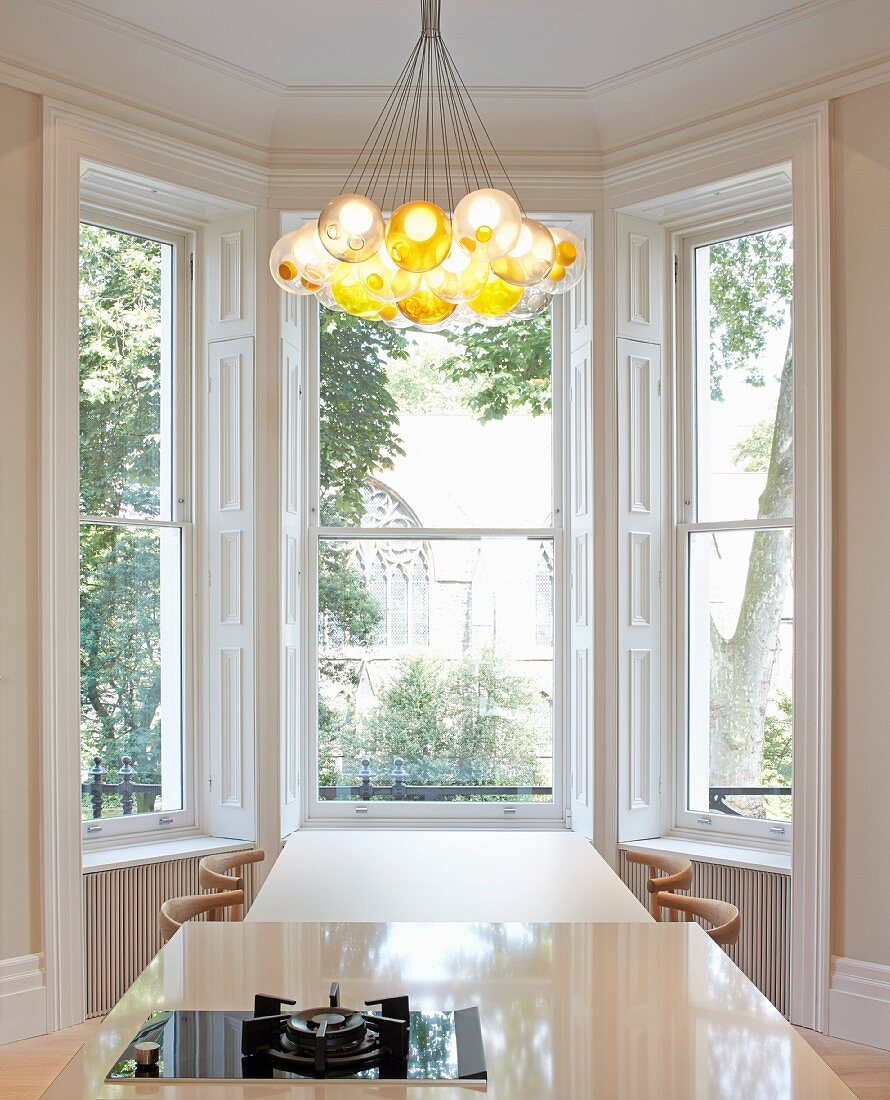 Private Apartment, London, United Kingdom. Architect: Hill Mitchell Berry, 2014. Spherical pendant lamps above dining table in front of bay window