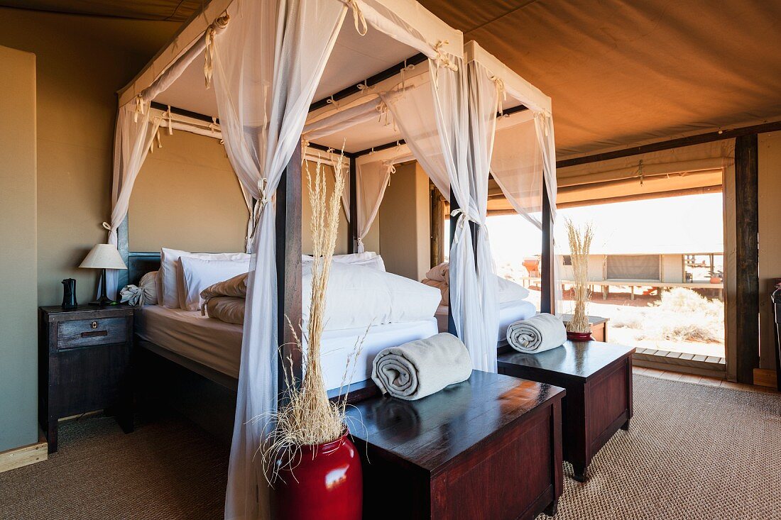 Elegantes Schlafzimmer im 'Dune Camp' in Wolwedans, NamibRand Privatreservat in Namibia, Afrika