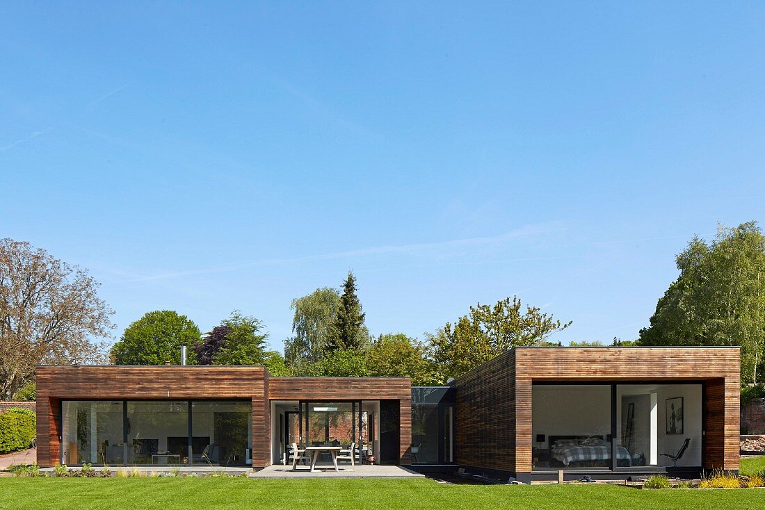 Point 7, Winchester, United Kingdom. Architect: Dan Brill Architects, 2014. Exterior view of contemporary house with wood-clad and glass facade
