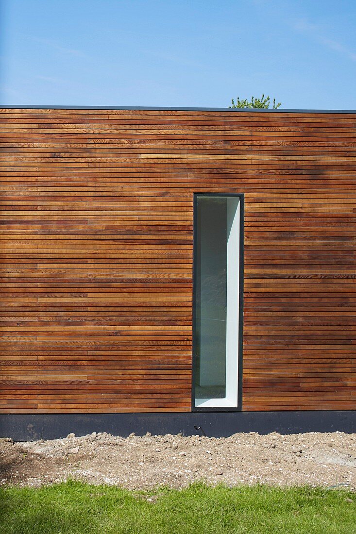 Point 7, Winchester, United Kingdom. Architect: Dan Brill Architects, 2014. Detail of exterior cladding with tall, narrow window