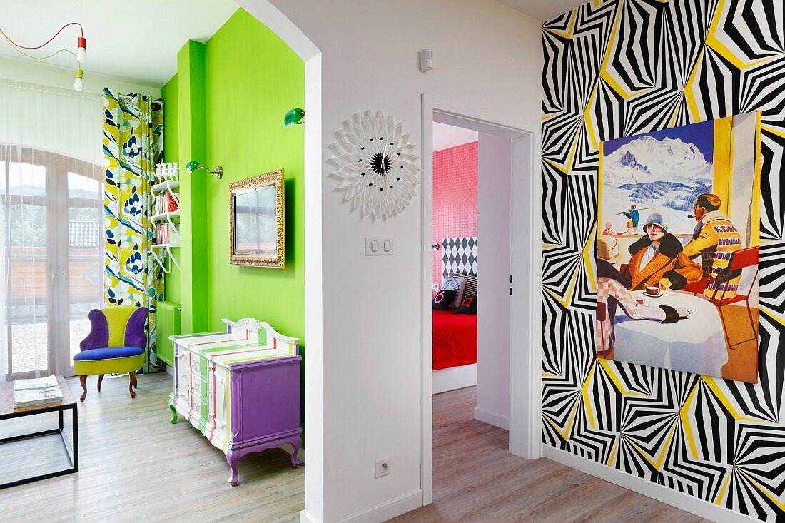 Blick in Räume mit verschiedener poppiger Farbgestaltung im Eklektizistischen Stil