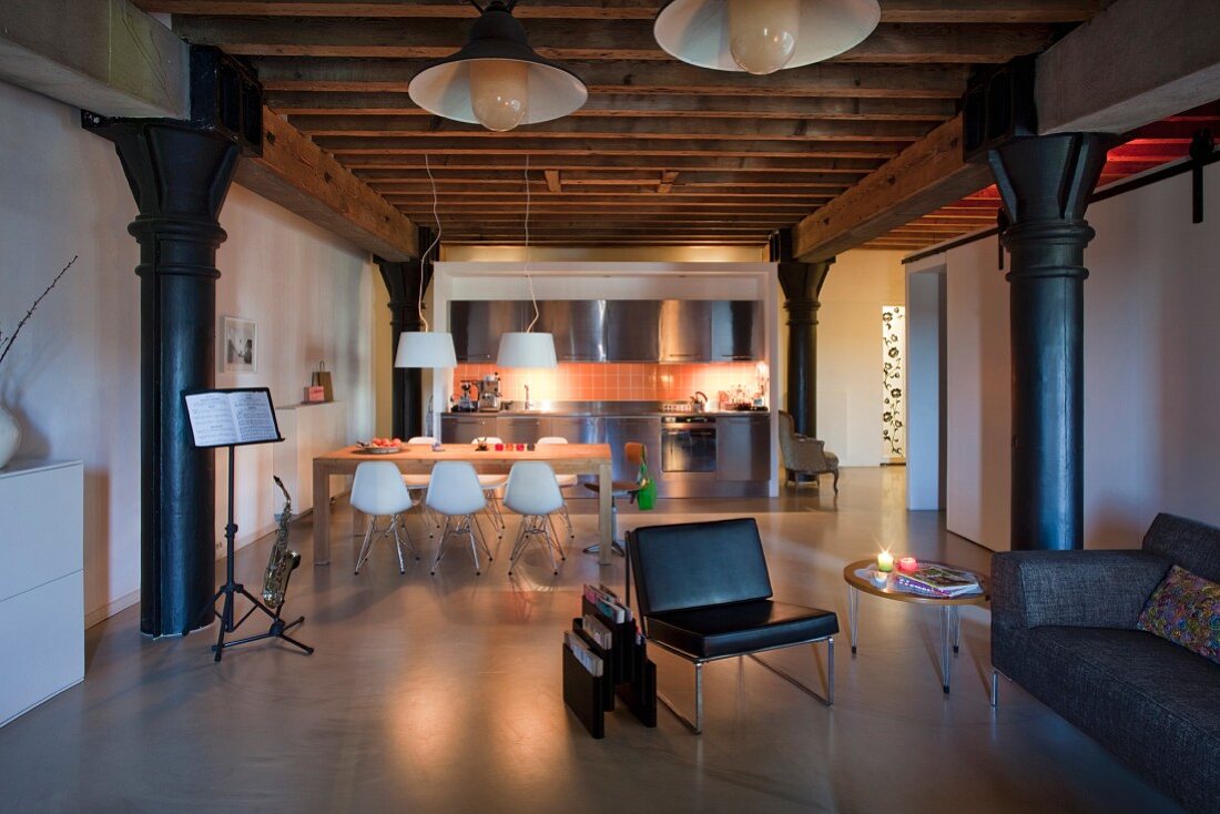 Offener Wohnraum mit Designklassikern in einer Loftwohnung im Industriestil