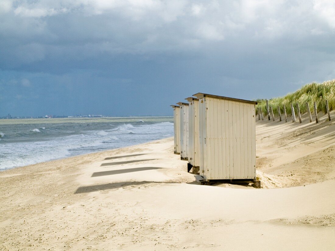 Strandhütten aus Holz am Meeresufer