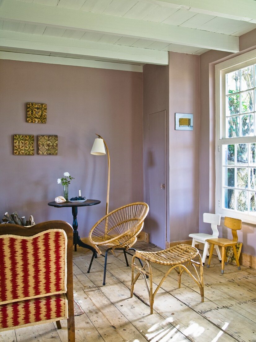 Hocker und Stuhl aus Geflecht, in mauvefarbenem Landhauszimmer
