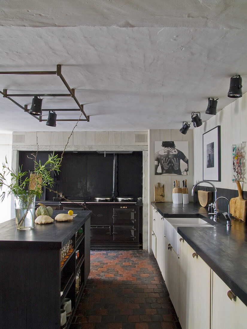 Küchenzeile mit weissen Unterschränken und freistehender Küchenblock auf Fliesenboden in rustikalem Ambiente