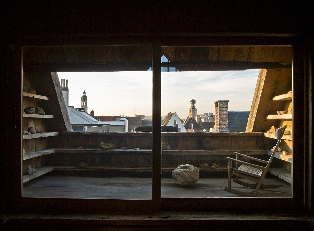 Moderne Schiebetüren vor rustikaler Dachterrasse mit Holzverkleidung