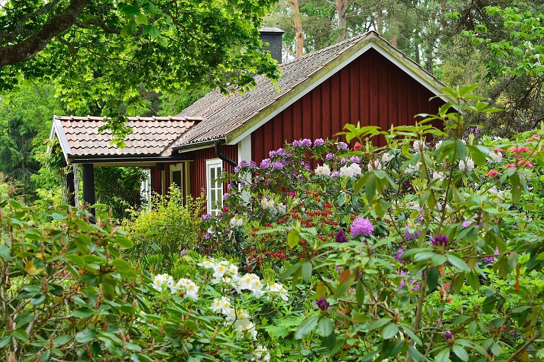 Holz Wochenendhaus mit üppigem Garten