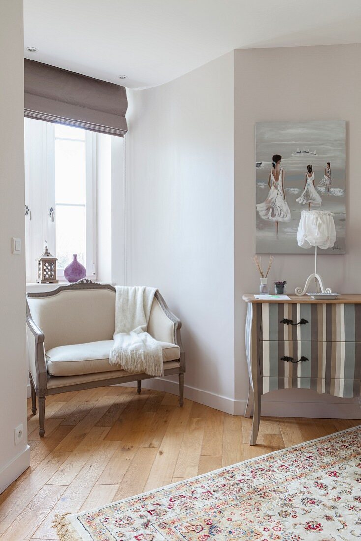 Elegante Sitzbank in klassizistischem Stil in Nische und Konsolentisch mit modernem Streifenmuster im Schlafzimmer