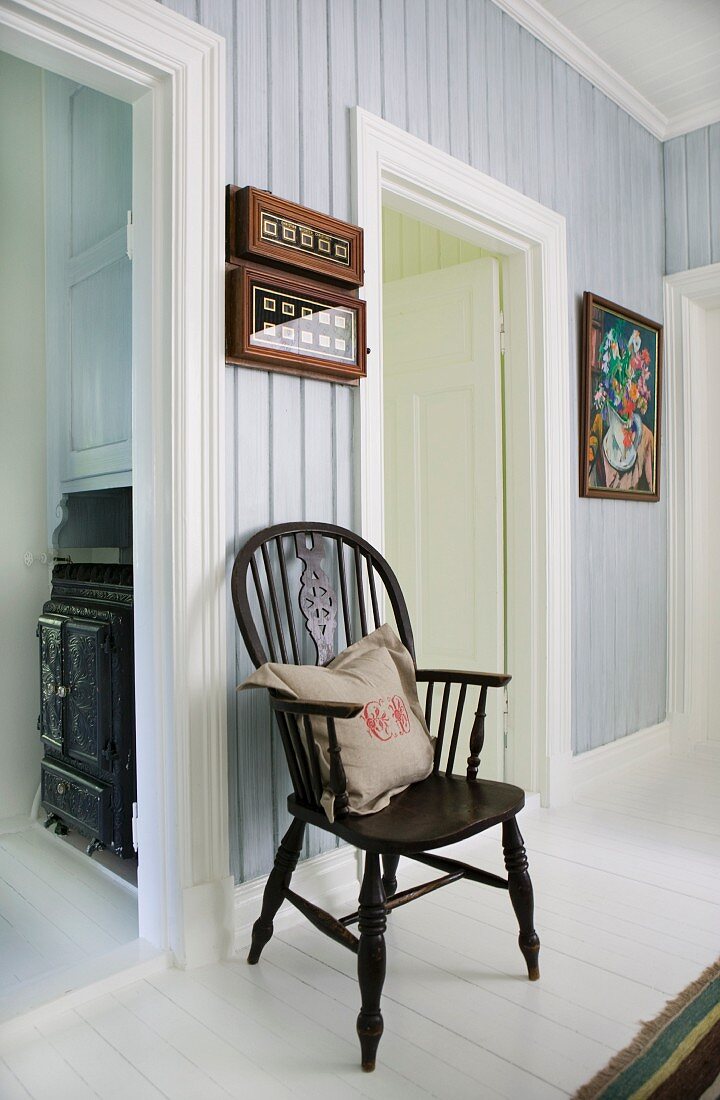Windsor-Stuhl in Flur mit pastellblauer Holzvertäfelung und weissen Türrahmen