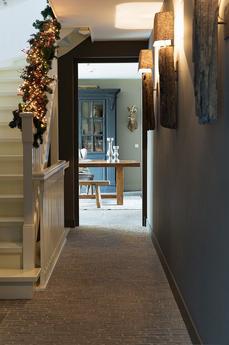 Hausflur mit weihnachtlich geschmücktem Treppengeländer, Blick durch offene Tür auf Essplatz