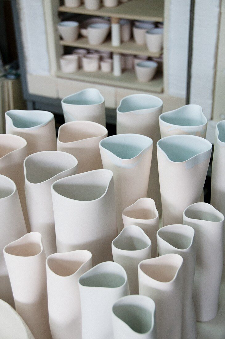 Weiße, handgefertigte Keramikvasen in verschiedenen Grössen in Werkstatt