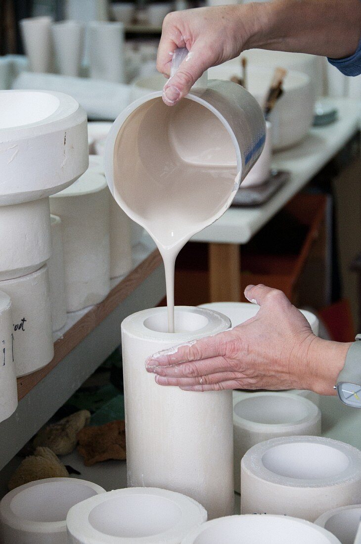 Keramikarbeiten - flüssiger Ton und verschiedengrosse Rohlinge aus Ton