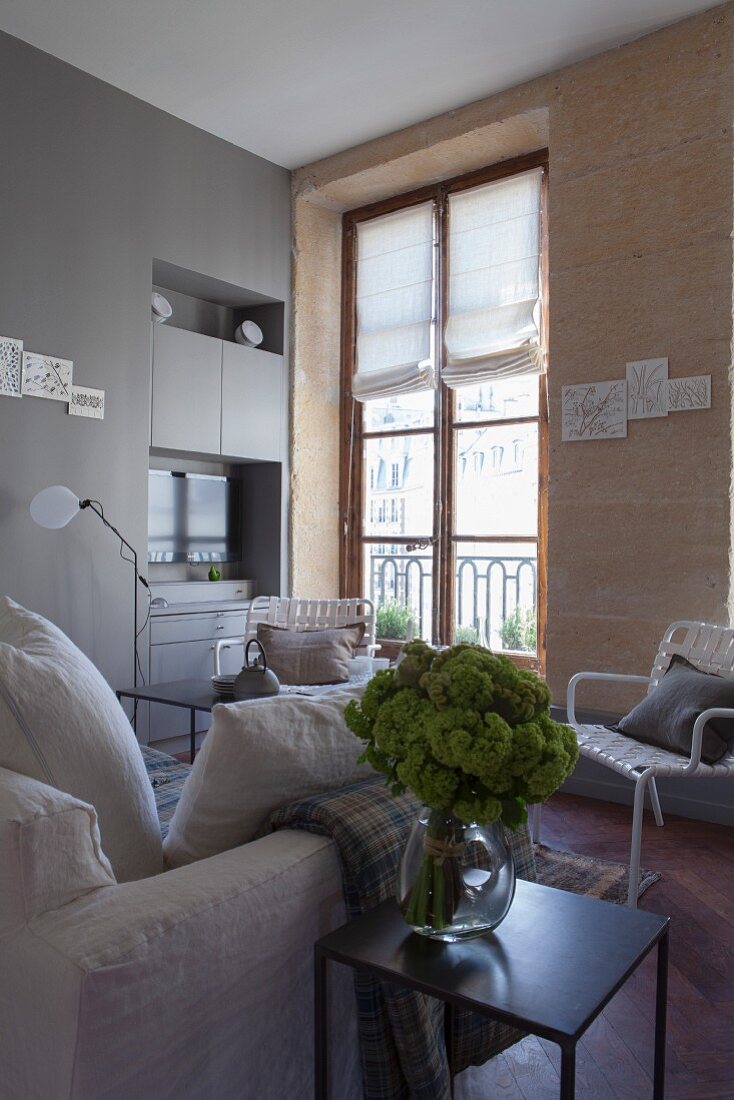 Wohnzimmer mit Natursteinwand und Altbaufenster