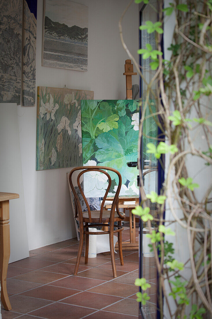 Blick ins Atelier auf Gemälde mit Blättermotiv