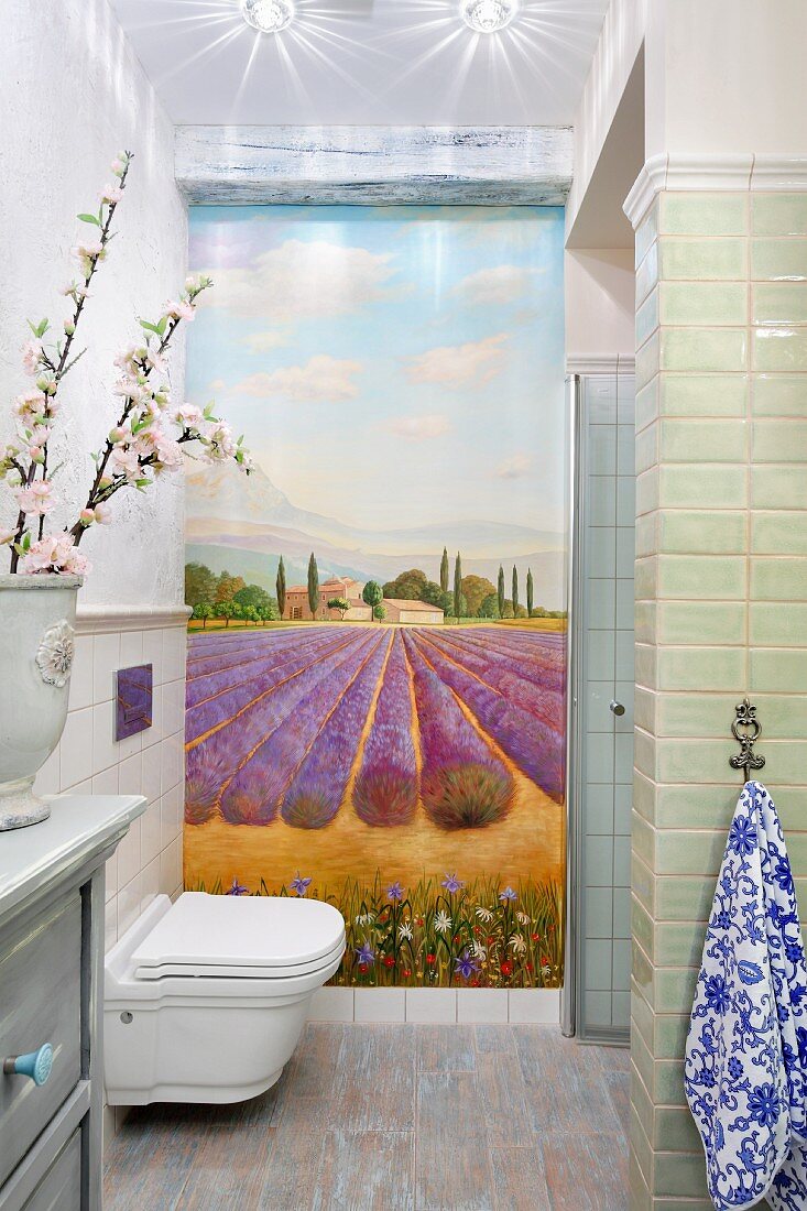 Lavendelfeld-Poster im Badezimmer mit Toilette