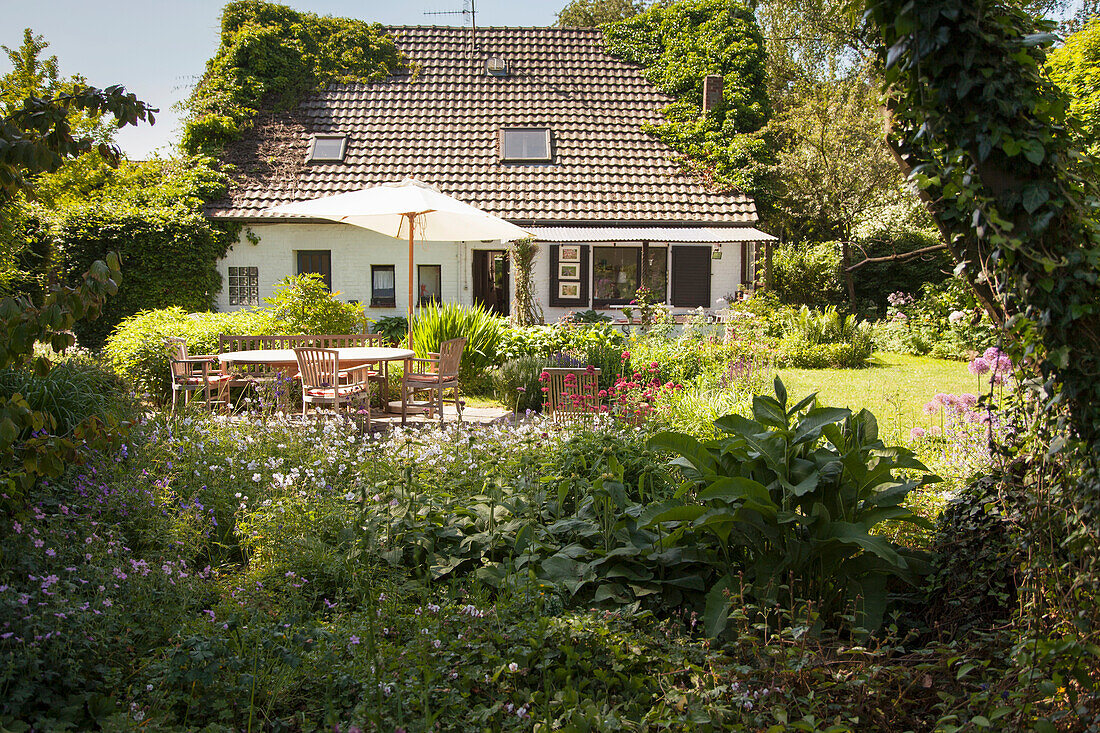 Wohnhaus mit Terrasse und Garten