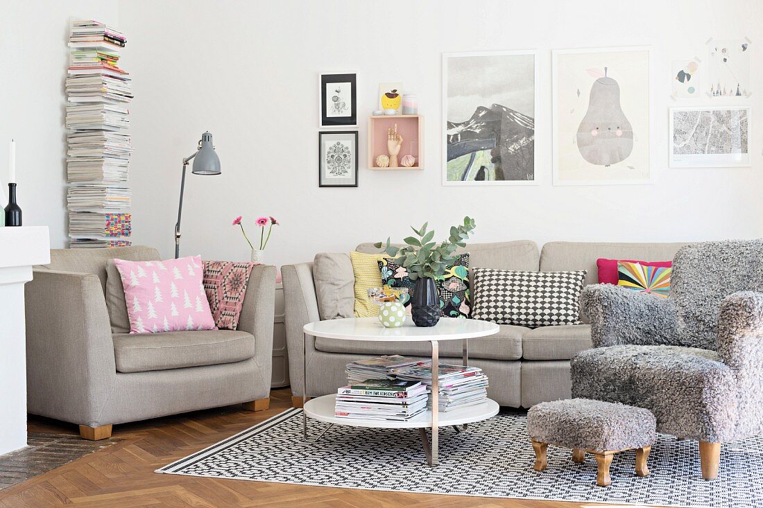 Sofagarnitur naturfarben und gemütlicher Sessel mit grauem Flauschstoff Bezug, passender Fussschemel auf Teppich in Wohnzimmer