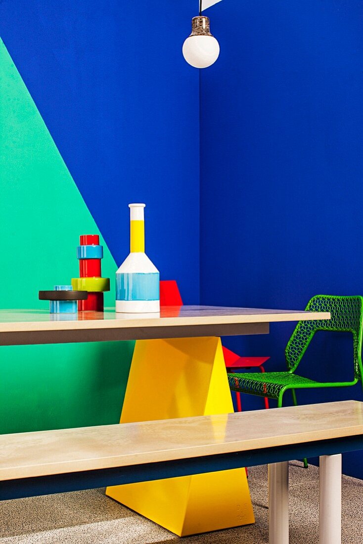 Poppige Farbkombination von Wandfarben, Möbelstücken und Vasen Arrangement