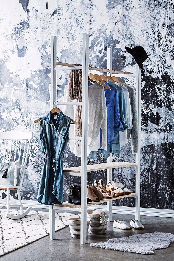 DIY-Garderobe aus Leiterregal mit Kleiderstange und Fächern für Schuhe, schwarz-weiße künstlerische Wandgestaltung