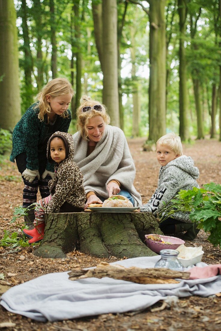 Familie beim herbstlichen Picknick im Wald