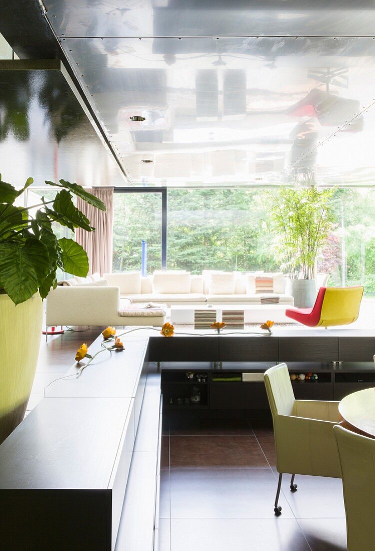 Moderne Wohnlandschaft mit Panoramafenster in Luxuswohnung