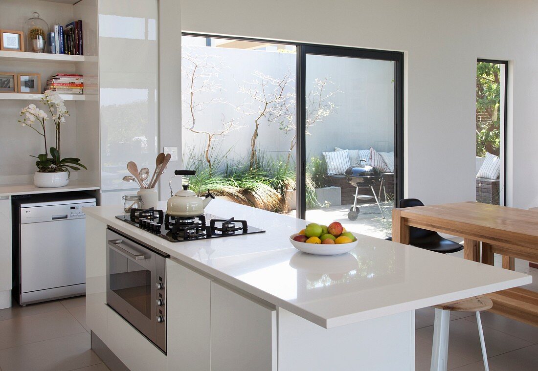 White island counter with gas cooker in open-plan interior