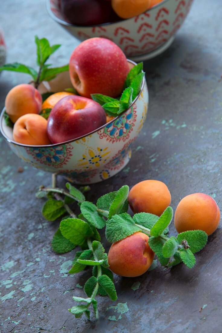 Schale mit Aprikosen und Äpfel