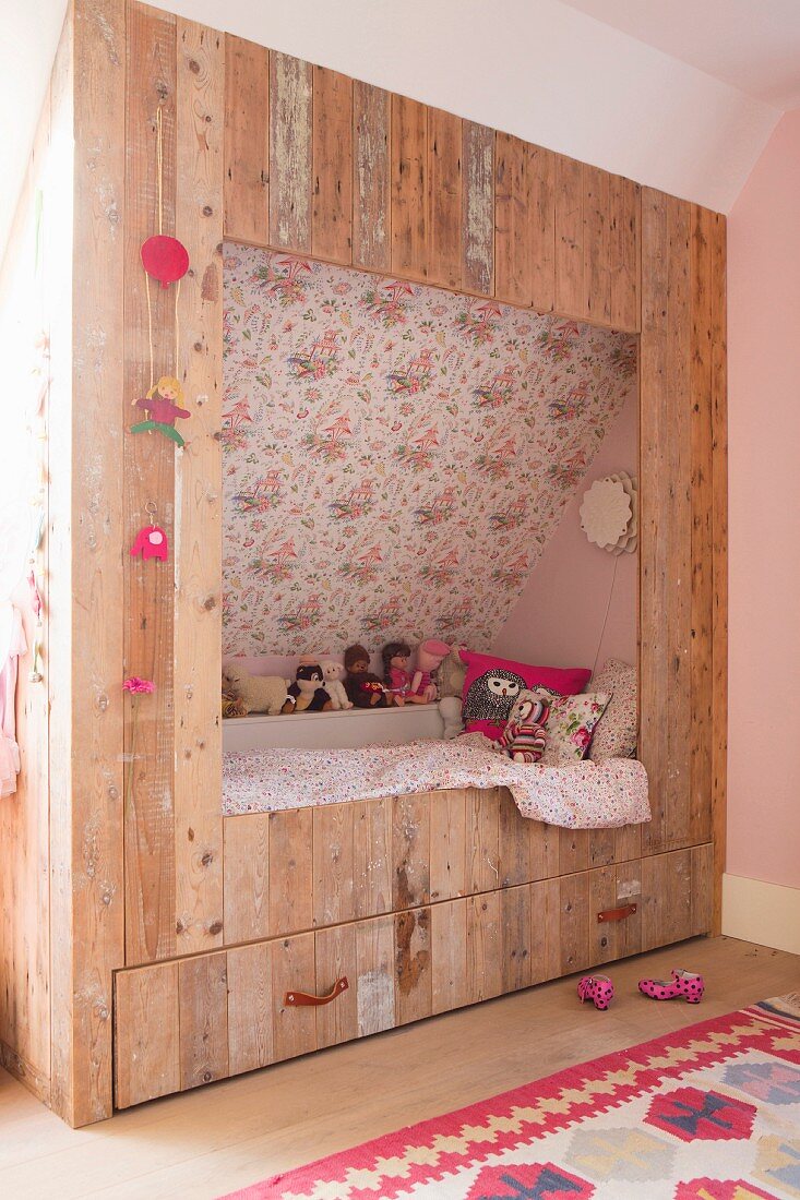 Alkovenbett aus recyceltem Holz in Mädchenzimmer mit Dachschräge