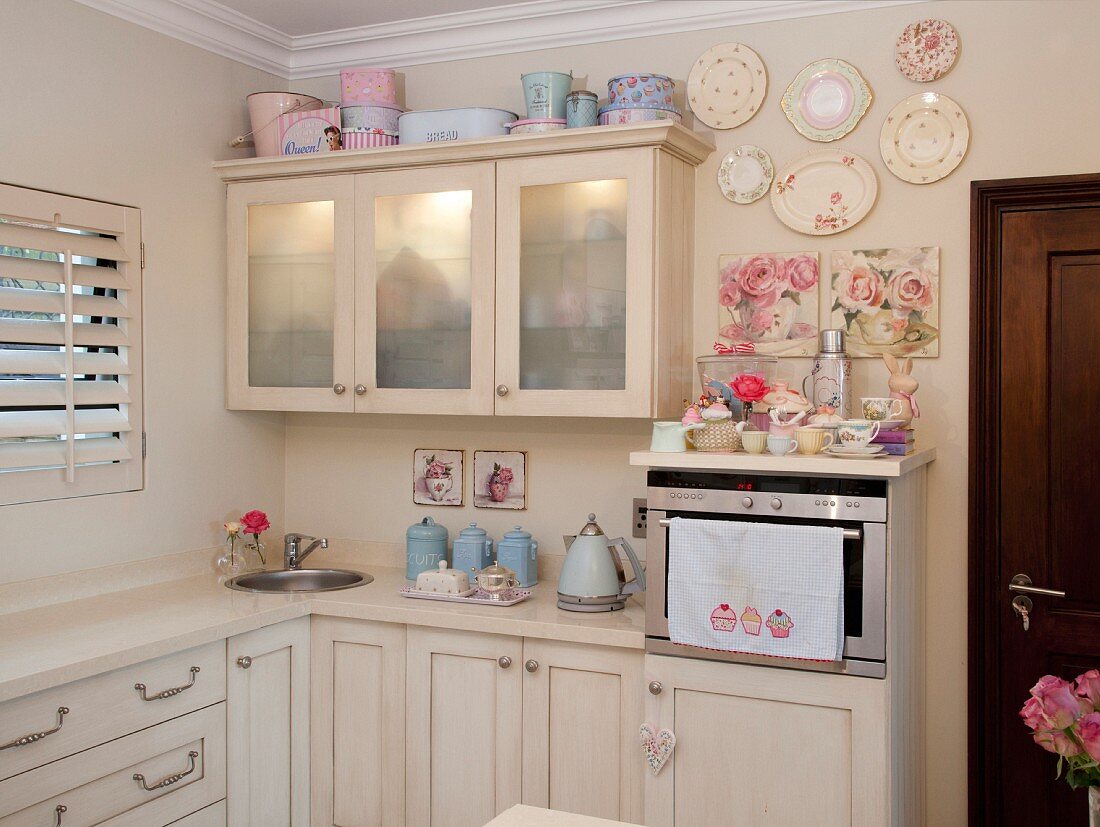 Cream kitchen with pastel accessories