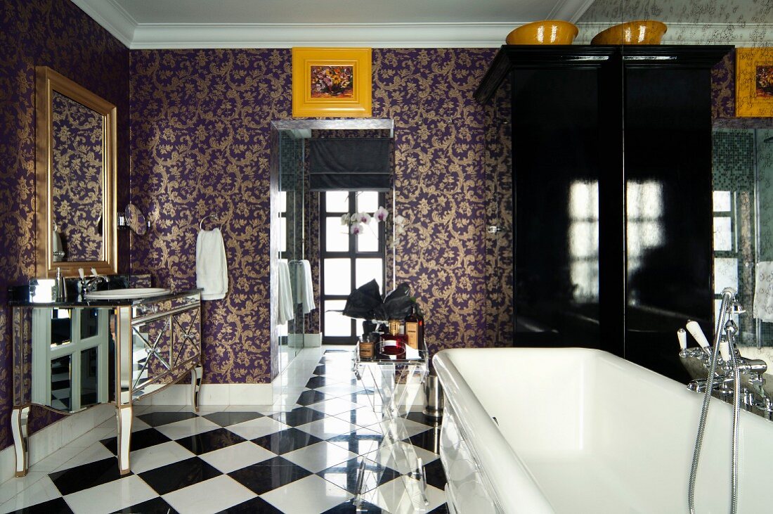 Glamouröses Badezimmer mit Ornamenttapete und Schachbrettboden