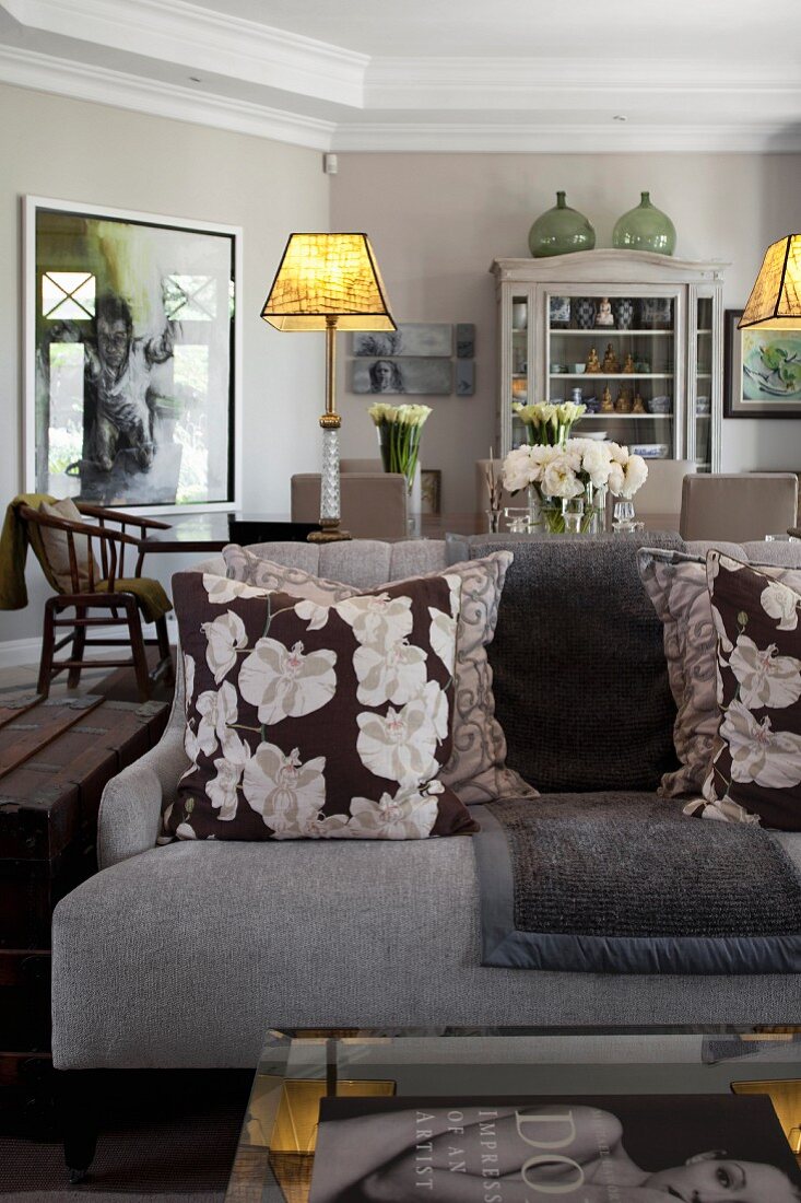 Blick auf elegantes Sofa und Esszimmer in Grautönen