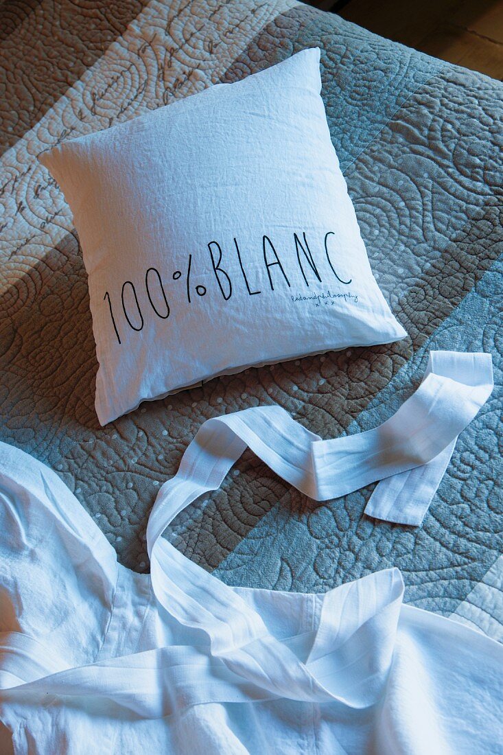 Weiß bezogener Kissen mit Beschriftung