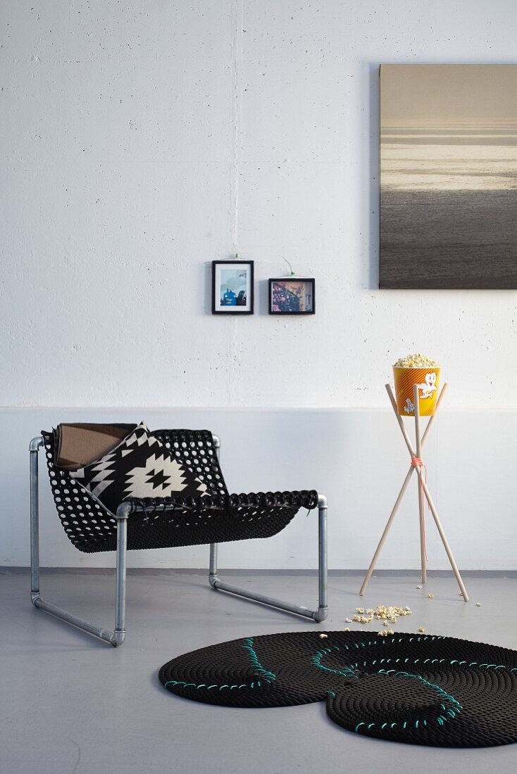 DIY-Wohnaccessoires - Stuhl aus Fussmatten und verzinkten Rohrnippeln, Blumenständer aus Holzstäben und Seilteppich