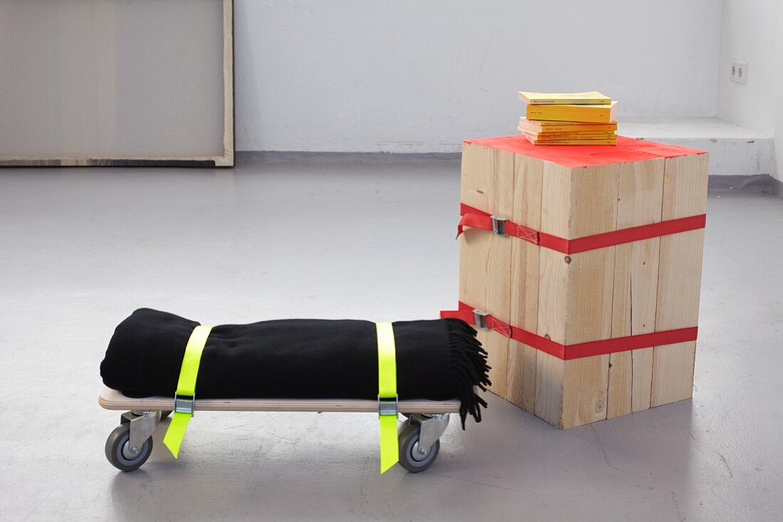 DIY - Aus Holzlatten gebaute Hocker und Möbelhund mit Decke als mobile Sitzgelegenheit