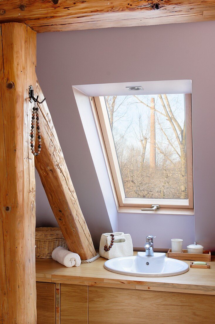 Waschtisch mit integrierter Holzbalkenkonstruktion unter Dachflächenfenster