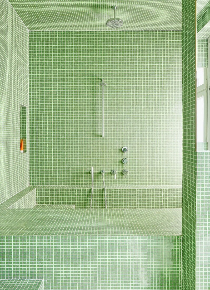 Badezimmer mit grünen Mosaikfliesen an Wand, Decke und Einbauten