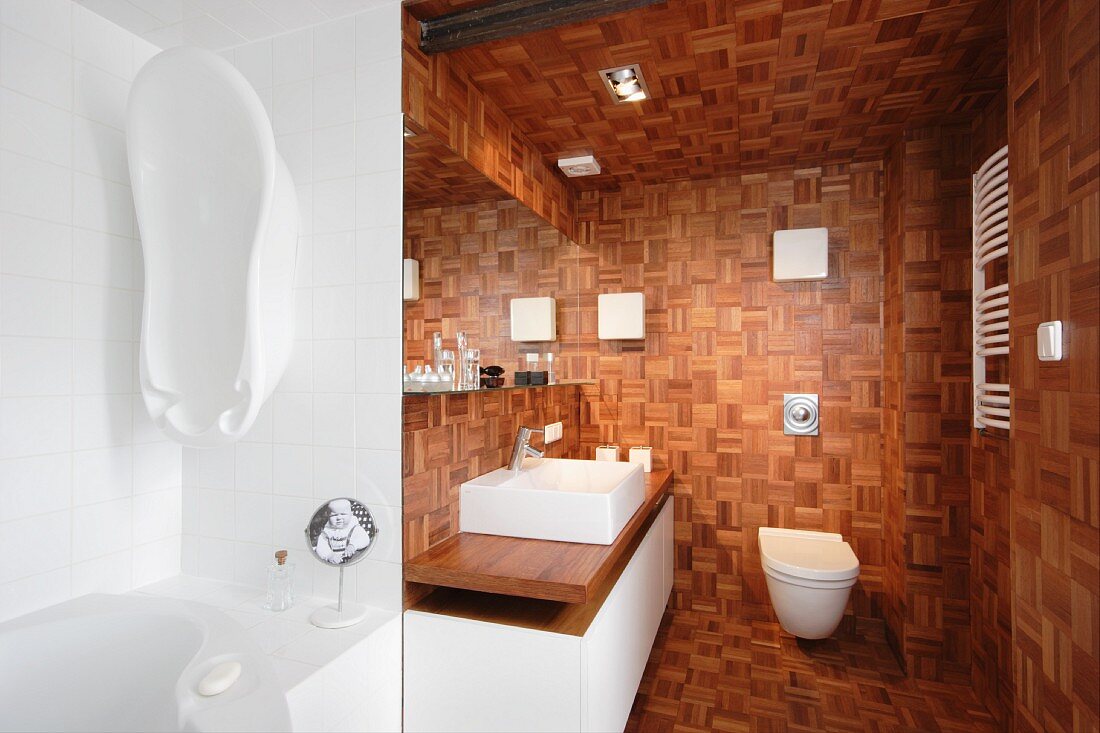 Mosaik Holzplatten an Wand und Decke in modernem Bad, Waschtisch mit Unterschrank und Hänge-WC