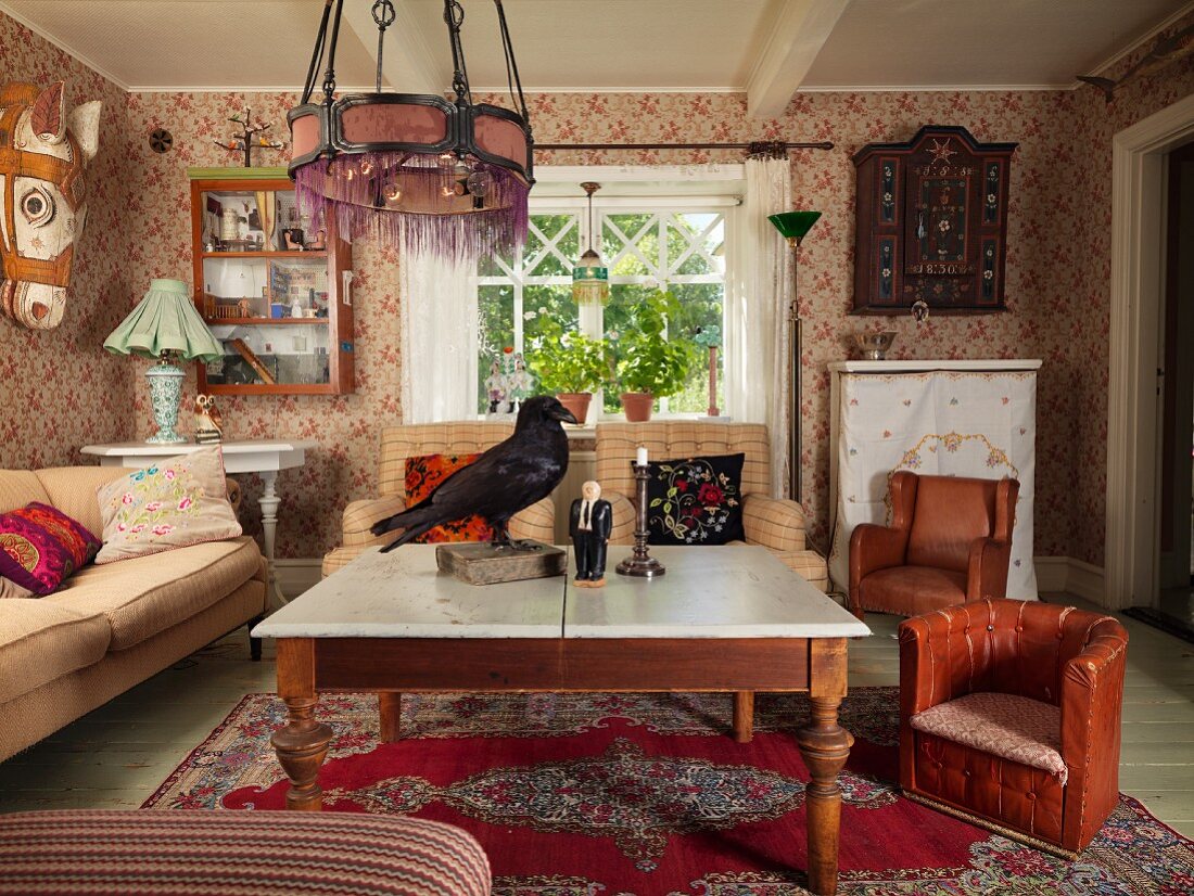 Couchtisch mit Holz Untergestell, Kinder Sessel mit braunem Lederbezug und Sofa auf Orientteppich in ländlichem Wohnzimmer